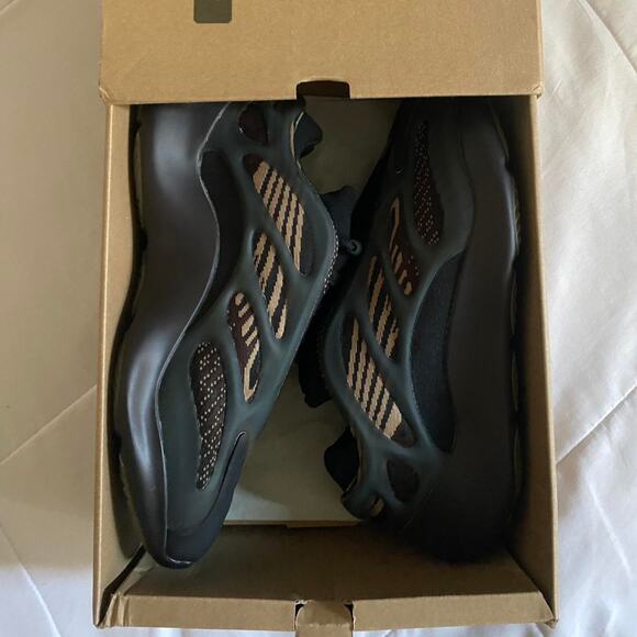Yeezy Adidas 700 V3 clay brown - size 10.5 M / 12 W US / 43.5 EU - Picture 6 of 8